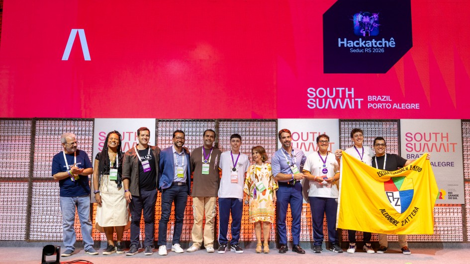 Foto do governador Eduardo Leite com participantes do HackaTch&ecirc; no South Summit Brazil