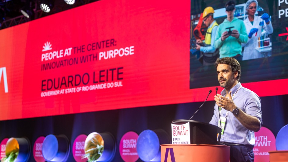 Governador Eduardo Leite falando no p&uacute;lpito durante painel do South Summit.