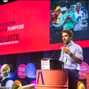 Governador Eduardo Leite falando no p&uacute;lpito durante painel do South Summit.
