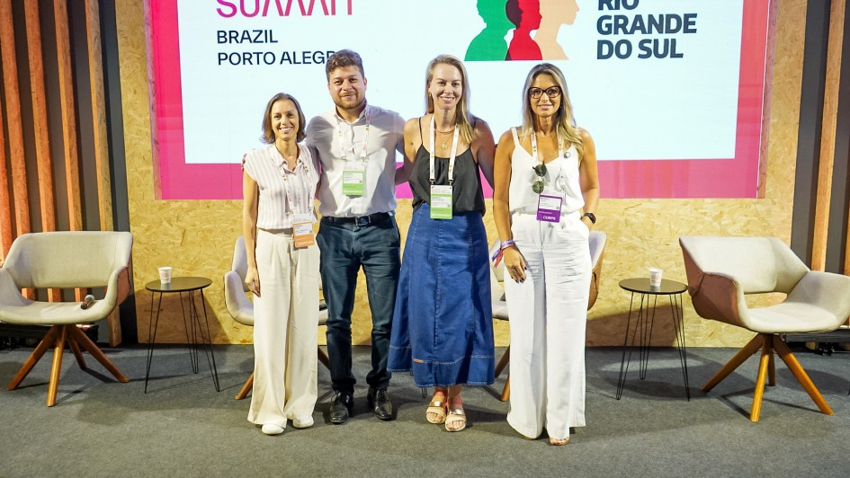Foto dos participantes do painel Natureza e Tecnologia inova&ccedil;&atilde;o para regenera&ccedil;&atilde;o e resili&ecirc;ncia J&eacute;ssica Felappi, Ricardo Andreazza, Daniela Mueller de Lara e Micheli de Castro