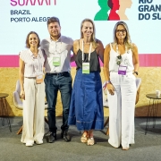 Foto dos participantes do painel Natureza e Tecnologia inova&ccedil;&atilde;o para regenera&ccedil;&atilde;o e resili&ecirc;ncia J&eacute;ssica Felappi, Ricardo Andreazza, Daniela Mueller de Lara e Micheli de Castro