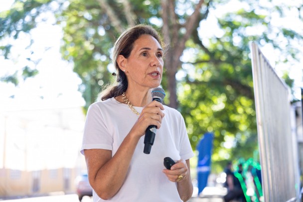 Marta Eberle falando ao microfone