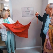 Foto da inaugura&ccedil;&atilde;o do novo centro de especialidades do hospital S&atilde;o Francisco de Assis em Parob&eacute;. Secret&aacute;ria Arita e integrantes do hospital descerram a placa inaugural da obra. 