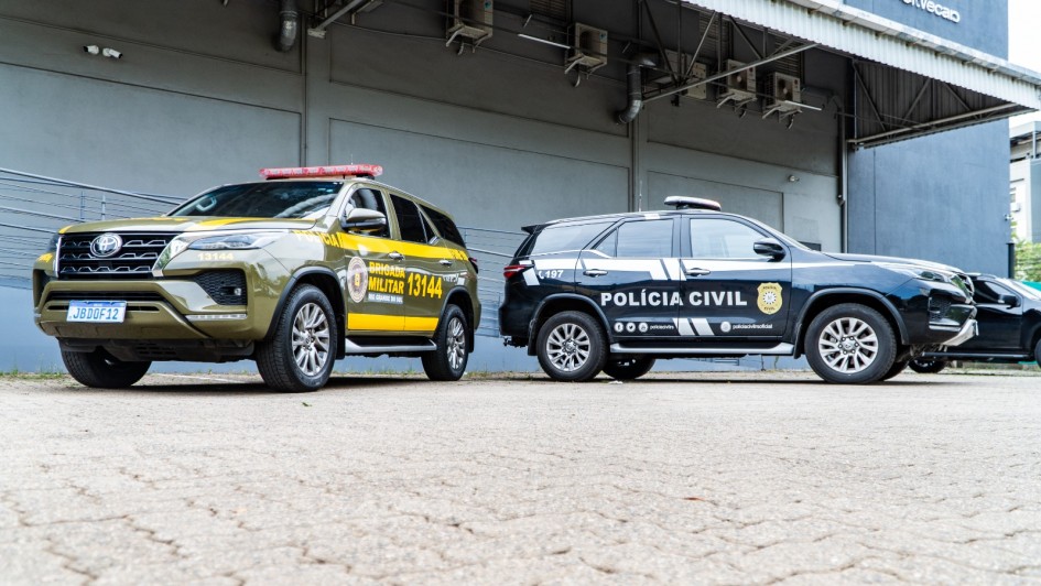 Foto mostra viaturas da BM e da PC no p&aacute;tio.