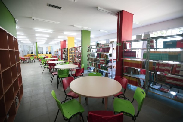 Foto da biblioteca reformada na escola Professora Margarida Pardelhas