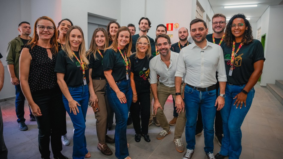 Foto do governador Eduardo Leite e do vice-governador Gabriel Souza, entre representantes da comunidade, no ato de inaugura&ccedil;&atilde;o de obras na escola Professora Margarida Pardelhas, em Cruz Alta