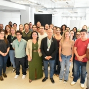 A imagem mostra um grupo numeroso reunido em ambiente interno, organizado para registro coletivo durante um encontro institucional.