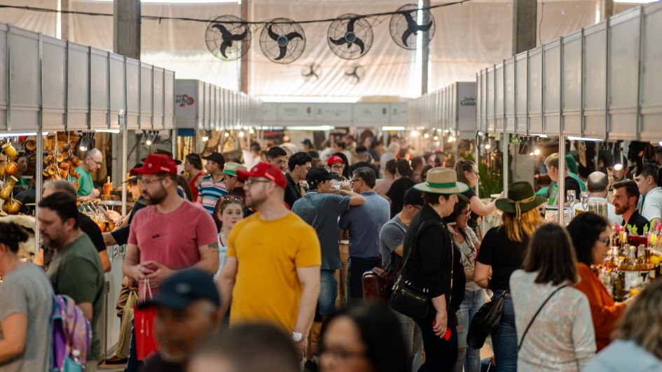 Foto mostra corredor lotado de pessoas no Pavilh&atilde;o da Agricultura Familiar na Expointer.