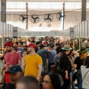 Foto mostra corredor lotado de pessoas no Pavilh&atilde;o da Agricultura Familiar na Expointer.