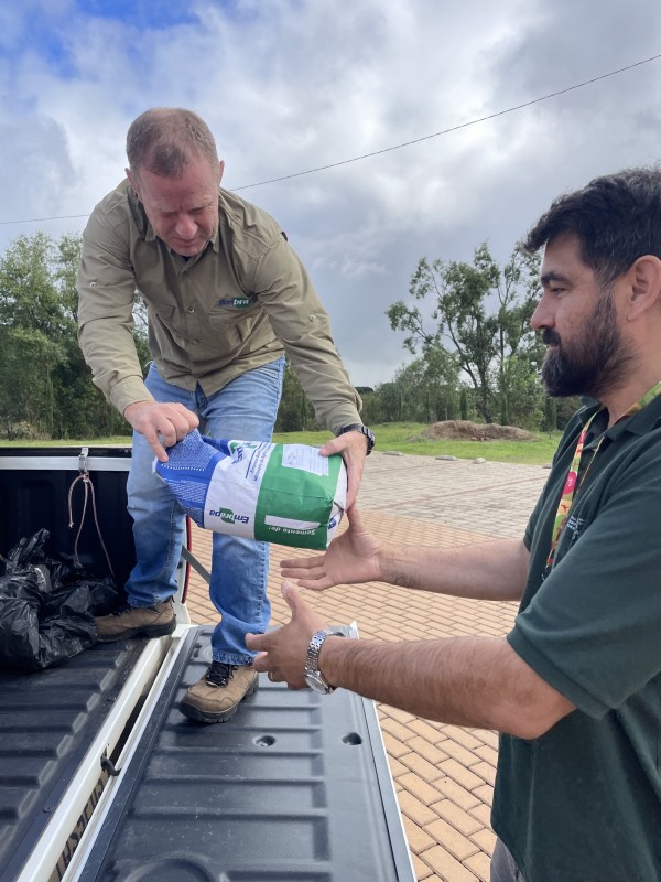 Foto de entrega de sementes para produtores rurais pelo governo do Estado