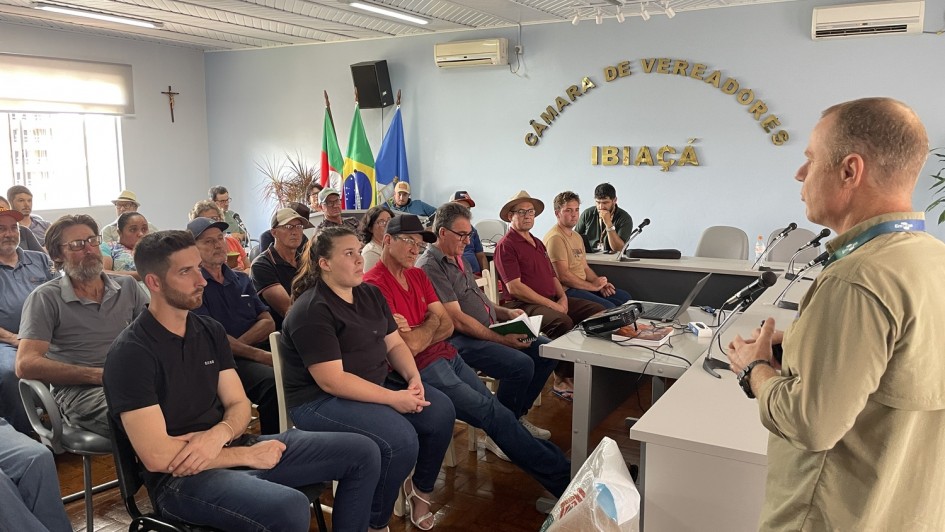 Foto de palestra t&eacute;cnica do governo do Estado para produtores rurais