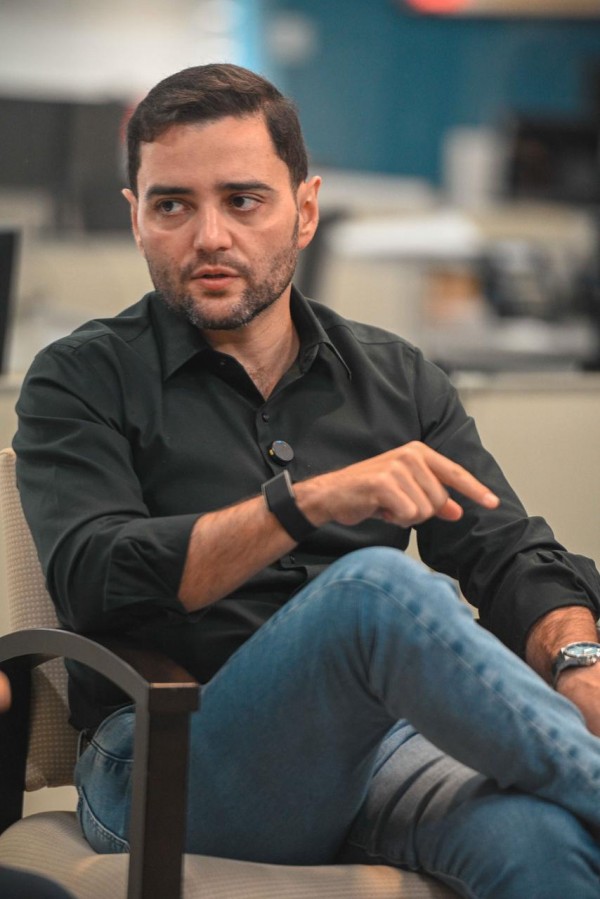 Foto mostra o vice-governador Gabriel Souza falando durante o podcast. 