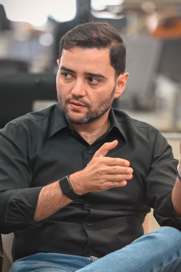 Foto mostra o vice-governador Gabriel Souza falando durante o podcast. 