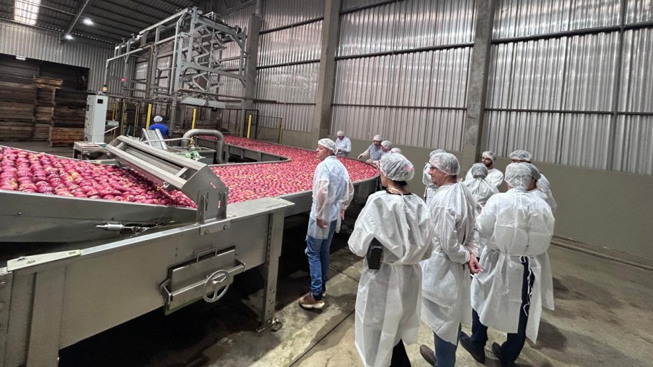 Foto de visita a produtores de ma&ccedil;&atilde;