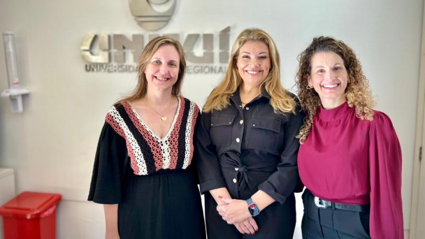 Secret&aacute;ria em exerc&iacute;cio Viviane Viegas e professoras da Uniju&iacute;.