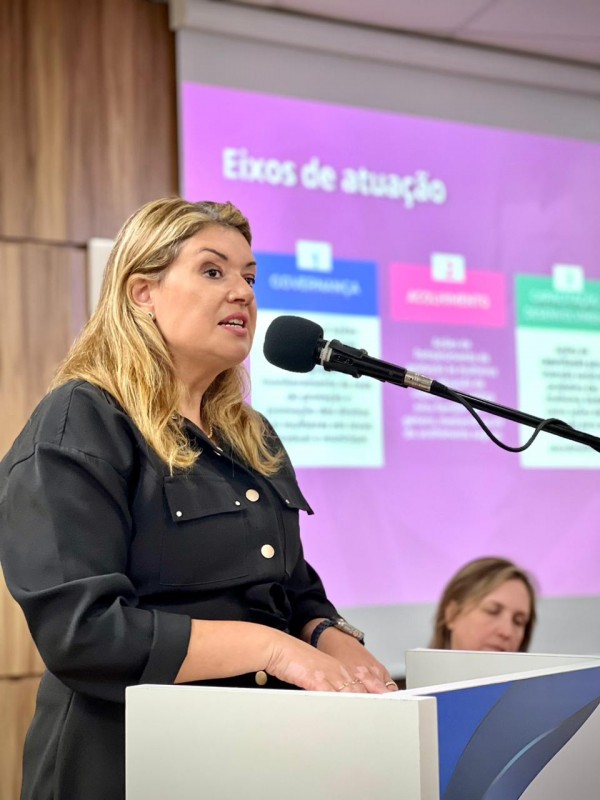 Foto mostra a secretária da Mulher em exercício, Viviane Viegas, discursando no púlpito.