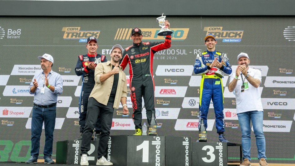 Governador Eduardo Leite com vencedores da Copa Truck em Santa Cruz do Sul