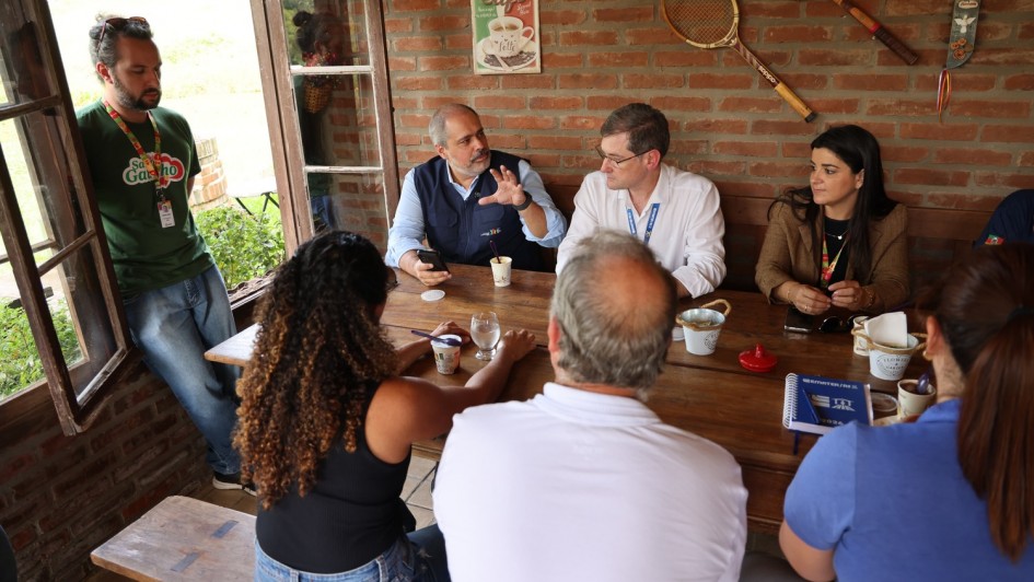 Aplica&ccedil;&atilde;o de question&aacute;rio do Diagn&oacute;stico Socioecon&ocirc;mico do Programa Estadual de Agroind&uacute;stria Familiar pelo secret&aacute;rio de desenvolvimento rural 