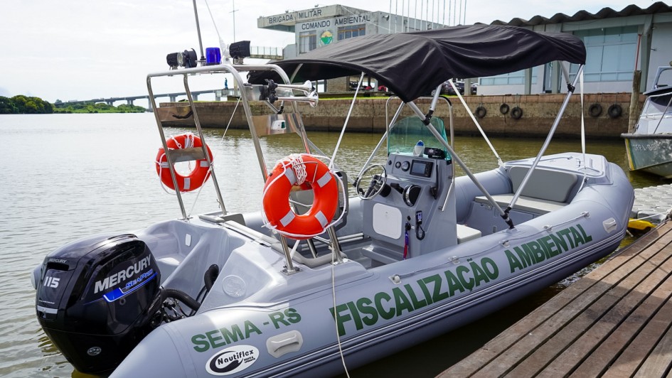 O novo bote infl&aacute;vel, com carreta acoplada e fundo r&iacute;gido, possui capacidade para sete ocupantes e motor de 110 HP