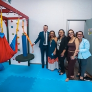 Foto mostra secret&aacute;ria Lisiane Fagundes e integrantes da PUCRS e do HPSP na nova sala.