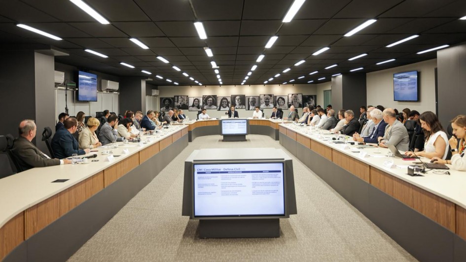 Foto mostra a sala de reuni&otilde;es do governador com o secretariado.