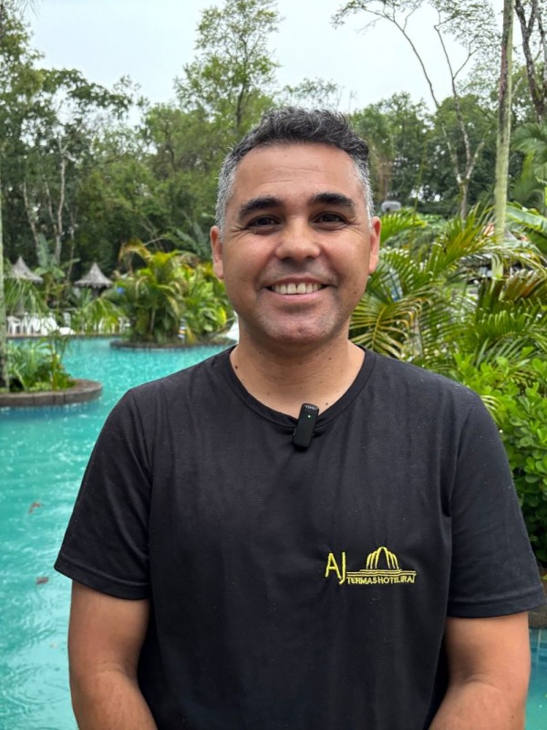 Jair Barros da Silva já sente a diferença com o asfalto e observa o aumento de turistas e do movimento em Iraí   Foto Di