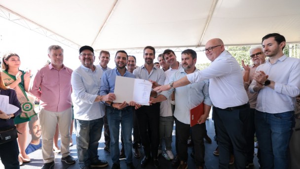 Eduardo Leite e Gabriel Souza assinam ordem de in&iacute;cio para novo lote de obras do acesso municipal a Cerro Grande do Sul