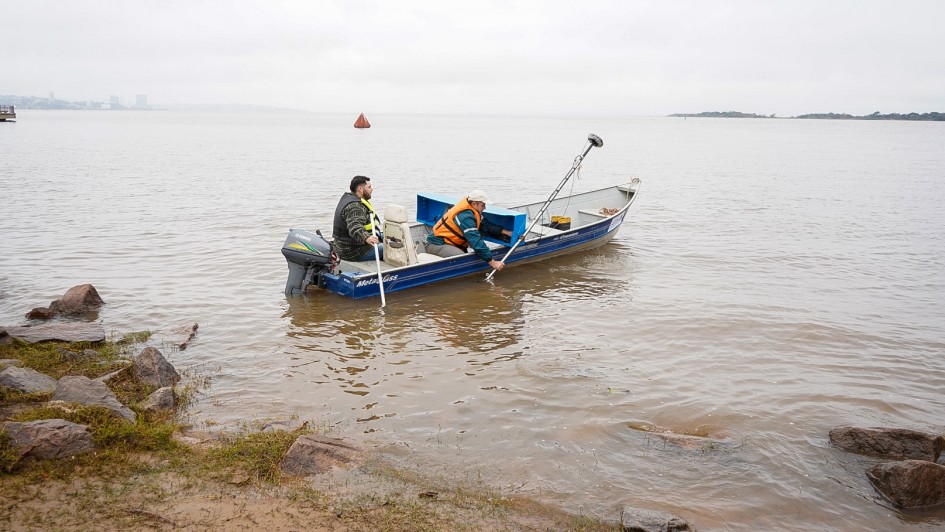 Foto mostra um barco dentro do rio realizando medi&ccedil;&atilde;o da batimetria.