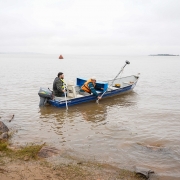 Foto mostra um barco dentro do rio realizando medi&ccedil;&atilde;o da batimetria.