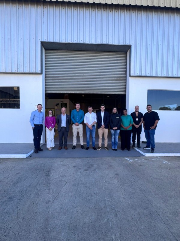 Foto de comitiva do Estado e representantes locais em Cachoeira do Sul