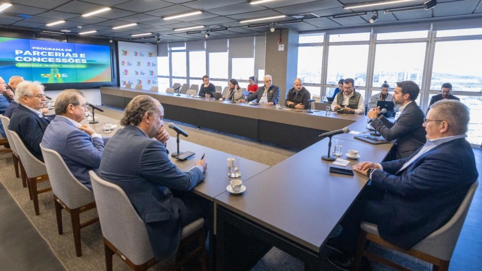 Foto de reuni&atilde;o do governador Eduardo Leite com representa&ccedil;&otilde;es empresariais no Centro Administrativo Fernando Ferrari