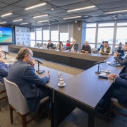 Foto de reuni&atilde;o do governador Eduardo Leite com representa&ccedil;&otilde;es empresariais no Centro Administrativo Fernando Ferrari