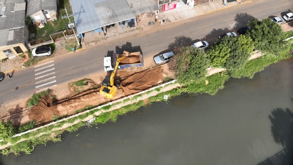 Foto de retroescavedeira e caminh&atilde;o em trabalho remove material do leito do Arroio Jo&atilde;o Corr&ecirc;a, em S&atilde;o Leopoldo