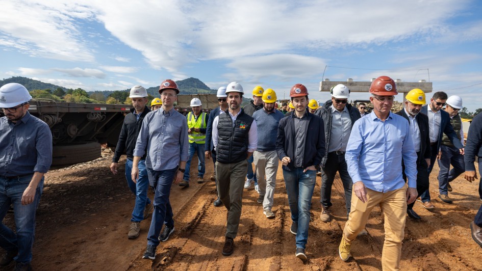 Eduardo Leite vistoria obras de reconstrução da ERS-348 e reforça estratégia de resiliência climática no Estado