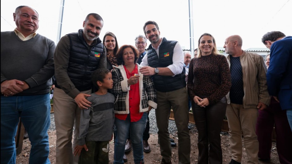 Governador Eduardo Leite e secret&aacute;rios durante entrega de casas definitivas em Uruguaiana para uma fam&iacute;lia.