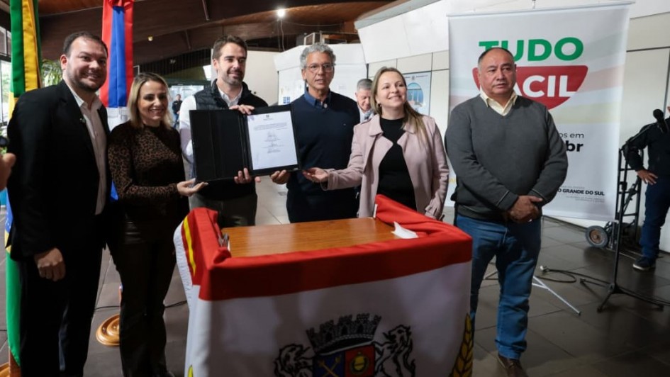 Foto mostra governador Eduardo Leite durante ato do Tudo F&aacute;cil em Uruguaiana.