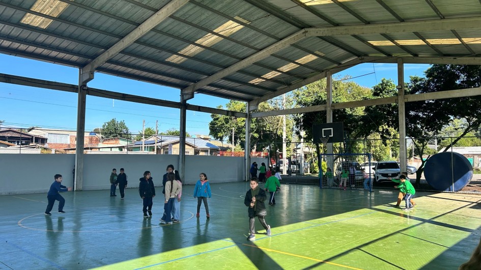 Foto mostra alunos na quadra da escola Emilio Sander