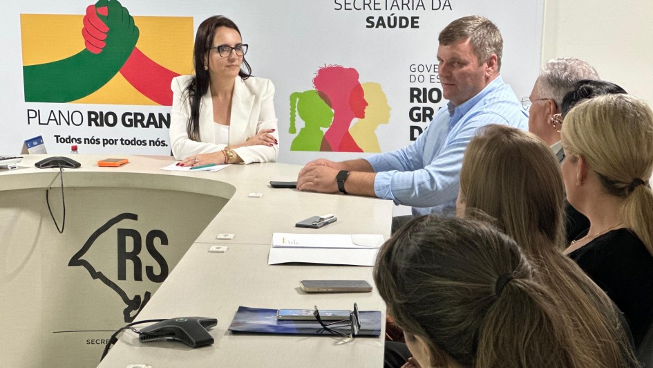Foto mostra representantes do hospital e do munic&iacute;pios reunidos com a secret&aacute;ria Lisiane Fagundes. 