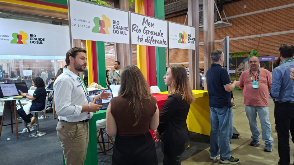 Foto mostra pessoas sendo recebidas no espa&ccedil;o do governo na Gramado Summit.