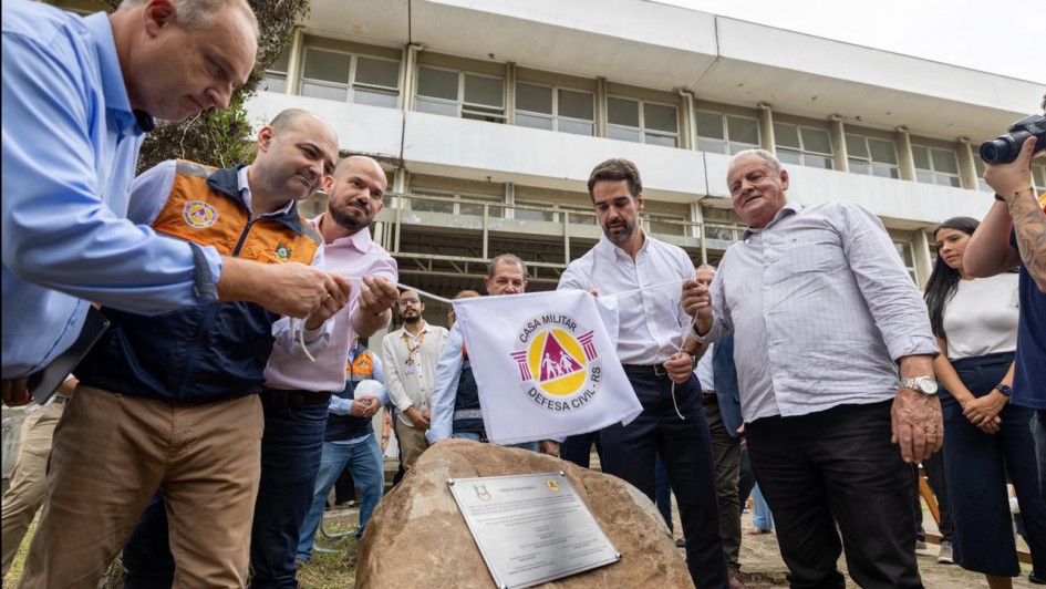 Governador Eduardo Leite e comitiva retiram a faixa que cobre placa da pedra fundamental do centro.