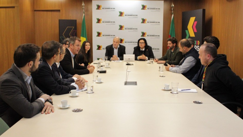 Foto mostra sala de reuni&atilde;o com os secret&aacute;rios e representantes das empresas. 