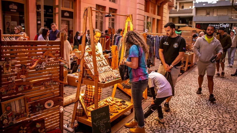 Foto mostra uma feira onde s&atilde;o vendidos artigos produzidos por artes&atilde;os ga&uacute;chos na Casa de Cultura M&aacute;rio Quintana. 