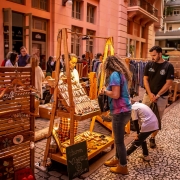 Foto mostra uma feira onde s&atilde;o vendidos artigos produzidos por artes&atilde;os ga&uacute;chos na Casa de Cultura M&aacute;rio Quintana. 