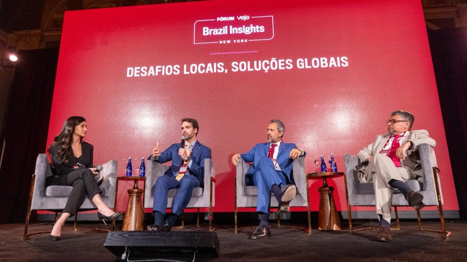 Debate no F&oacute;rum Veja &ndash; Brazil Insights, com quatro participantes sentados em poltronas no palco. Falando ao microfone, est&aacute; o governador. Ao fundo, painel vermelho exibe o tema &ldquo;Desafios locais, solu&ccedil;&otilde;es globais&rdquo;.