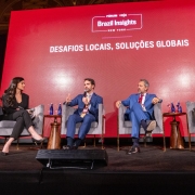 Debate no F&oacute;rum Veja &ndash; Brazil Insights, com quatro participantes sentados em poltronas no palco. Falando ao microfone, est&aacute; o governador. Ao fundo, painel vermelho exibe o tema &ldquo;Desafios locais, solu&ccedil;&otilde;es globais&rdquo;.