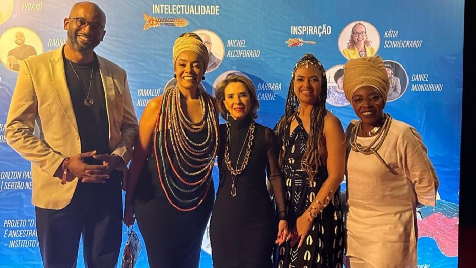 Foto mostra a secret&aacute;ria Raquel Teixeira acompanhada de outros indicados na premia&ccedil;&atilde;o.