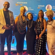 Foto mostra a secret&aacute;ria Raquel Teixeira acompanhada de outros indicados na premia&ccedil;&atilde;o.