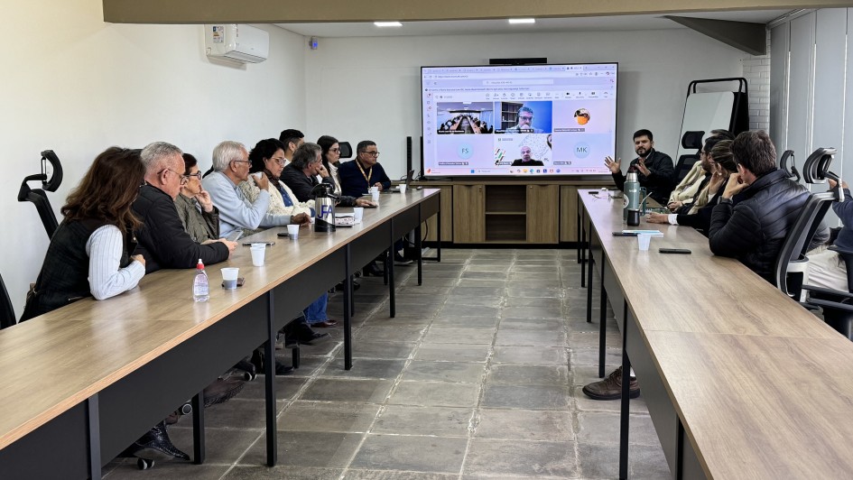 Foto mostra representantes participando da reuni&atilde;o.