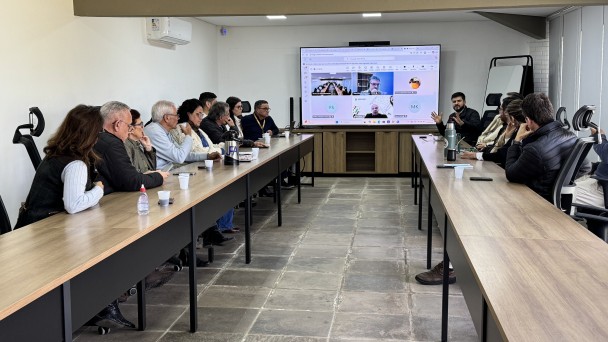 Foto mostra representantes participando da reuni&atilde;o.