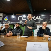 O governador em exerc&iacute;cio Gabriel Souza fala diante da plateia do evento. 